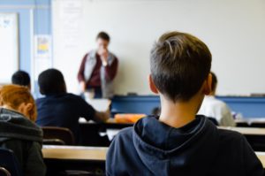 élève de secondaire en classe qui a besoin d'aménagements raisonnables
